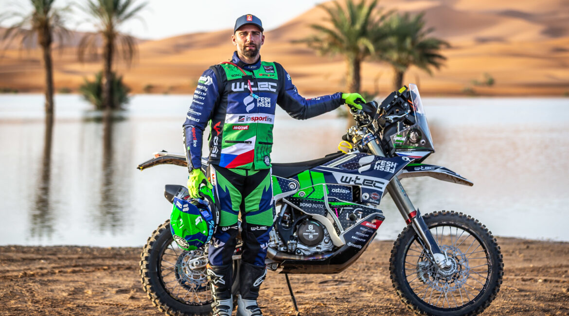 Adam Peschel z týmu FESH FESH před startem na Rally du Maroc